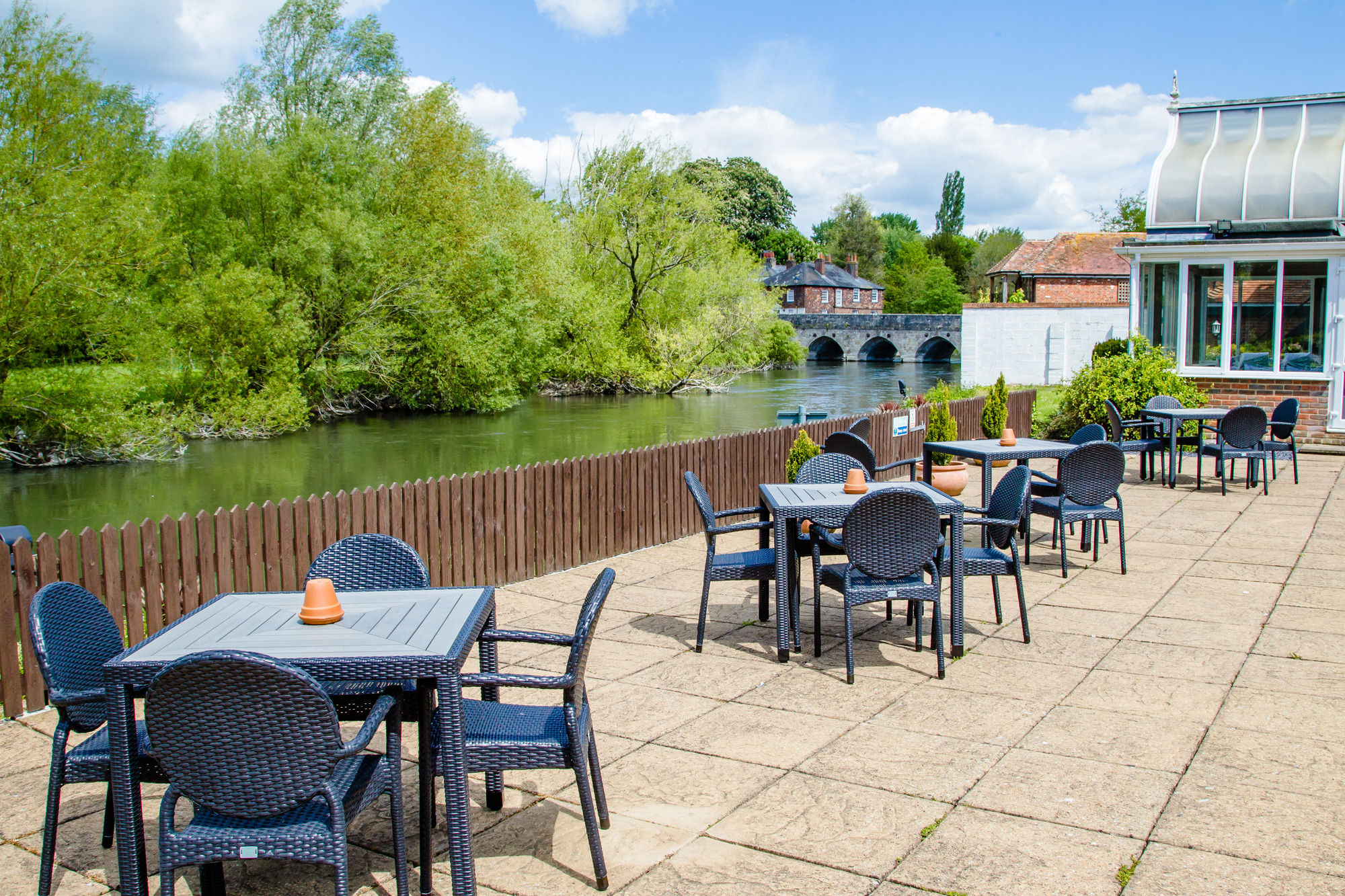 Фото Legacy Rose & Crown Hotel