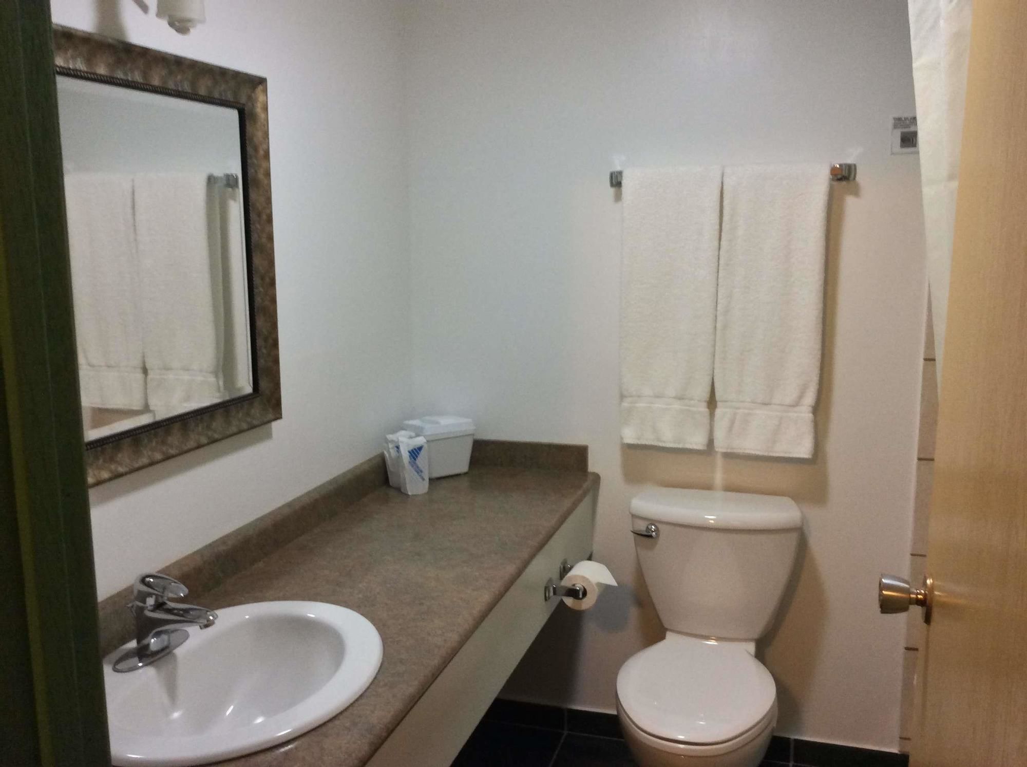 Фото Coast Dawson Creek Hotel