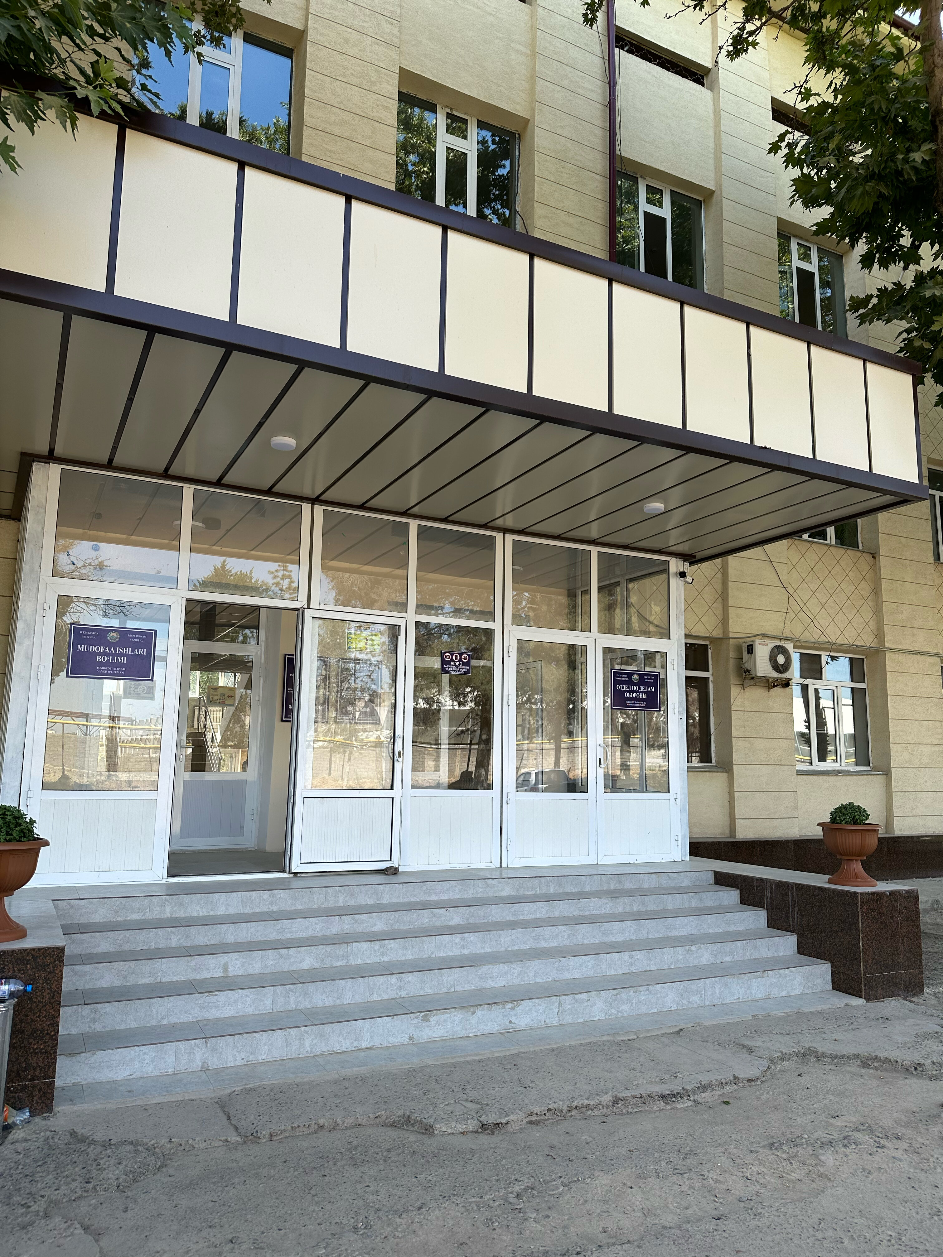 Yubka ostidagi jinsiy aloqani tomosha qiling