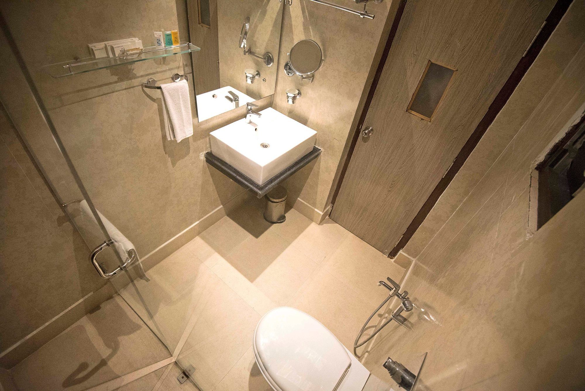 Фото Regenta Inn Larica