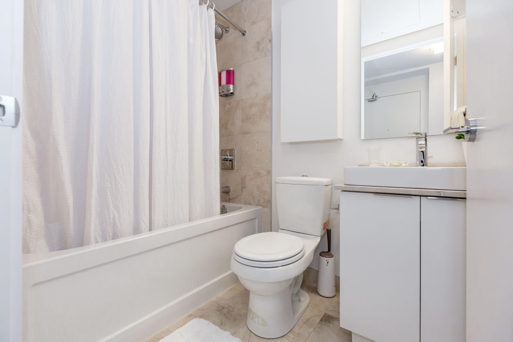 Фото Noel Suites-York St and Lakeshore Blvd