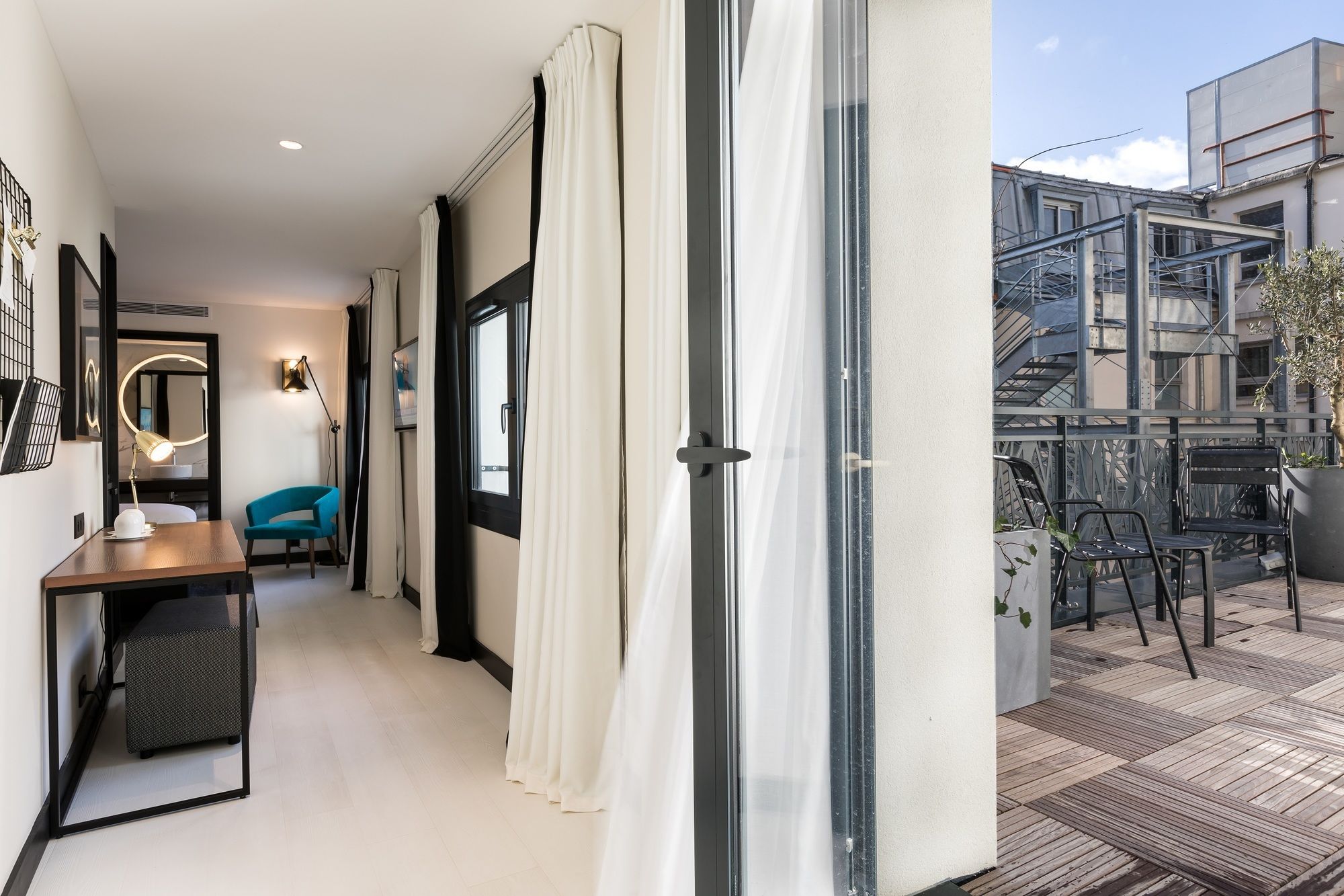 Фото Laz' Hotel SPA Urbain Paris