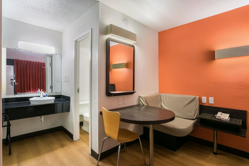 Фото Rodeway Inn Baltimore - Inner Harbor South