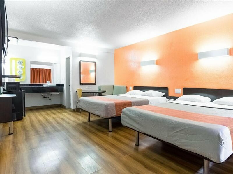 Фото Motel 6 Long Beach, Ca - International City