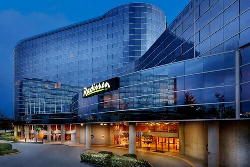 Внешний вид отеля Radisson Hotel Vancouver Airport в Ричмонде, фото 1