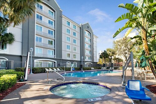 Внешний вид отеля La Quinta Inn & Suites by Wyndham Ft. Lauderdale Airport в Голливуде, фото 2