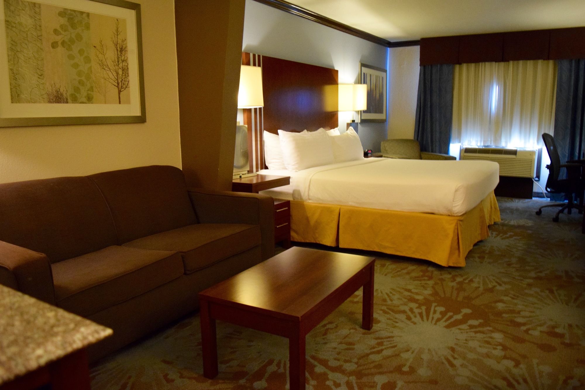 Фото Holiday Inn Express Hotel & Suites Near Seaworld, an Ihg Hotel