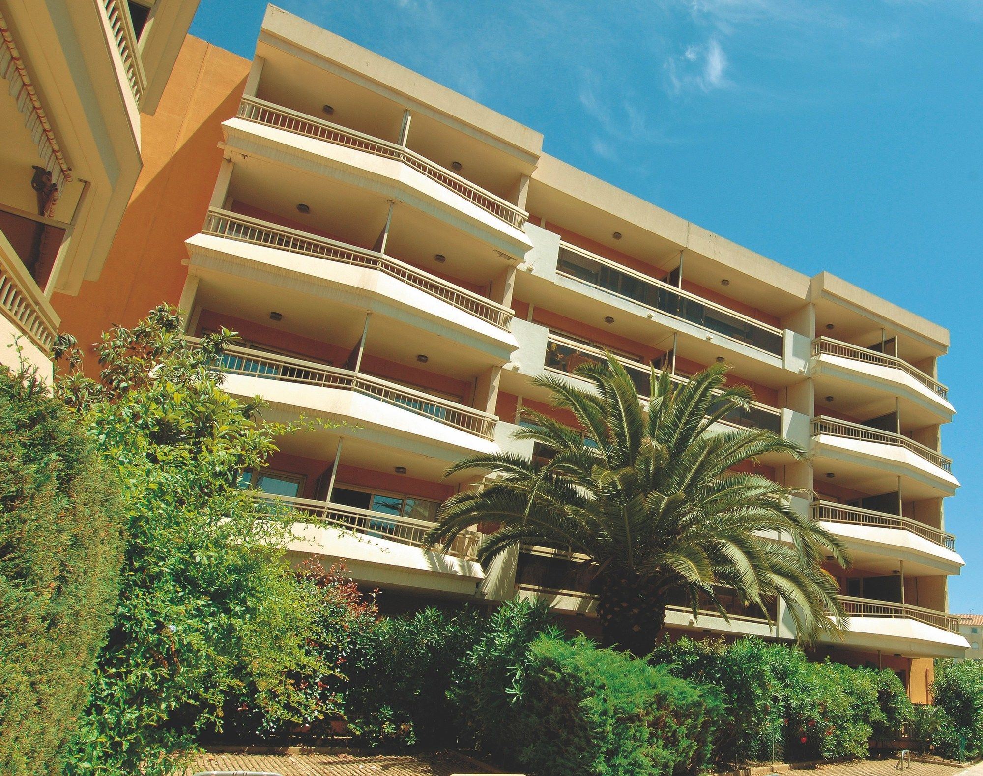 Фото Pierre & Vacances Résidence Les Platanes