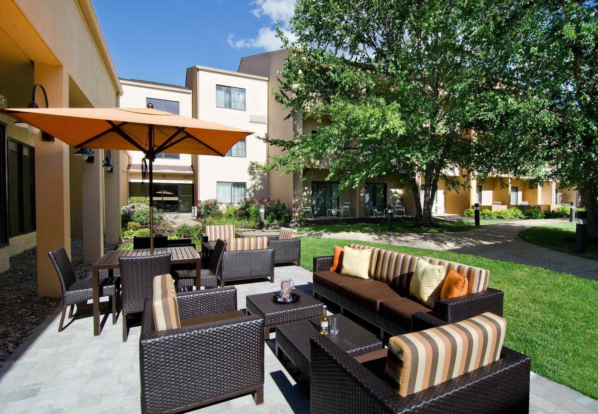 Фото Courtyard by Marriott Kansas City Overland Park/Metcalf