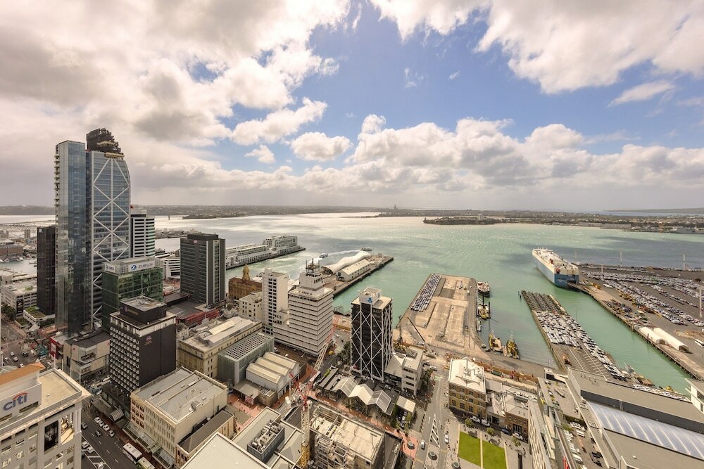 Фото Auckland Harbour Suites