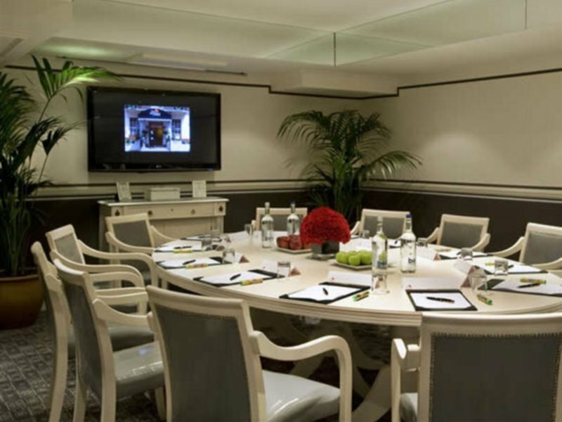 Фото The Montague On The Gardens by Red Carnation Hotel Collection
