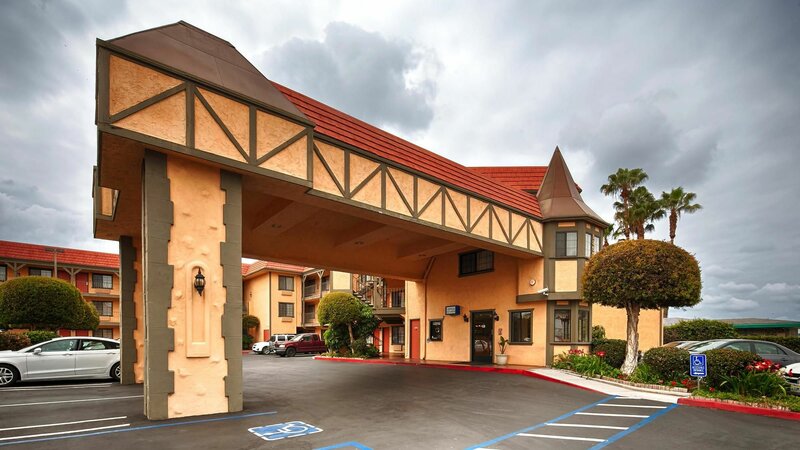 Гостиница Rancho San Diego Inn & Suites в Эль Кахоне