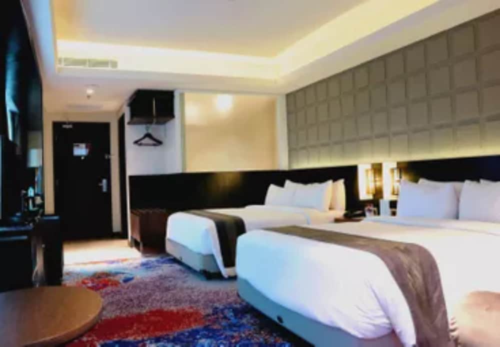 Фото Aston Pasteur Hotel