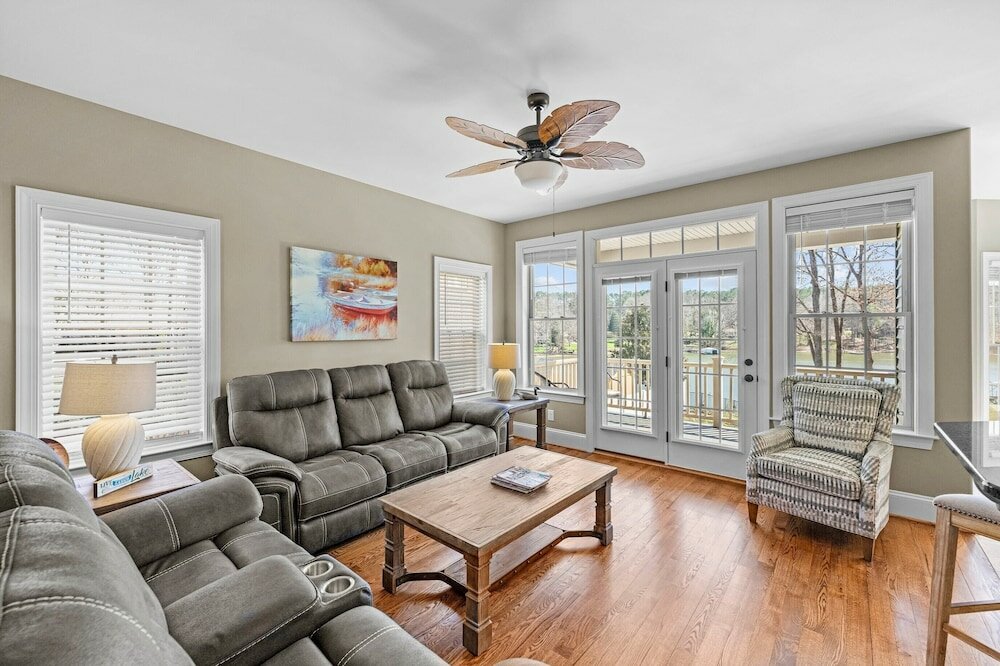 Фото Lake Living by Avantstay Sleeps 22 + Dock, Pool