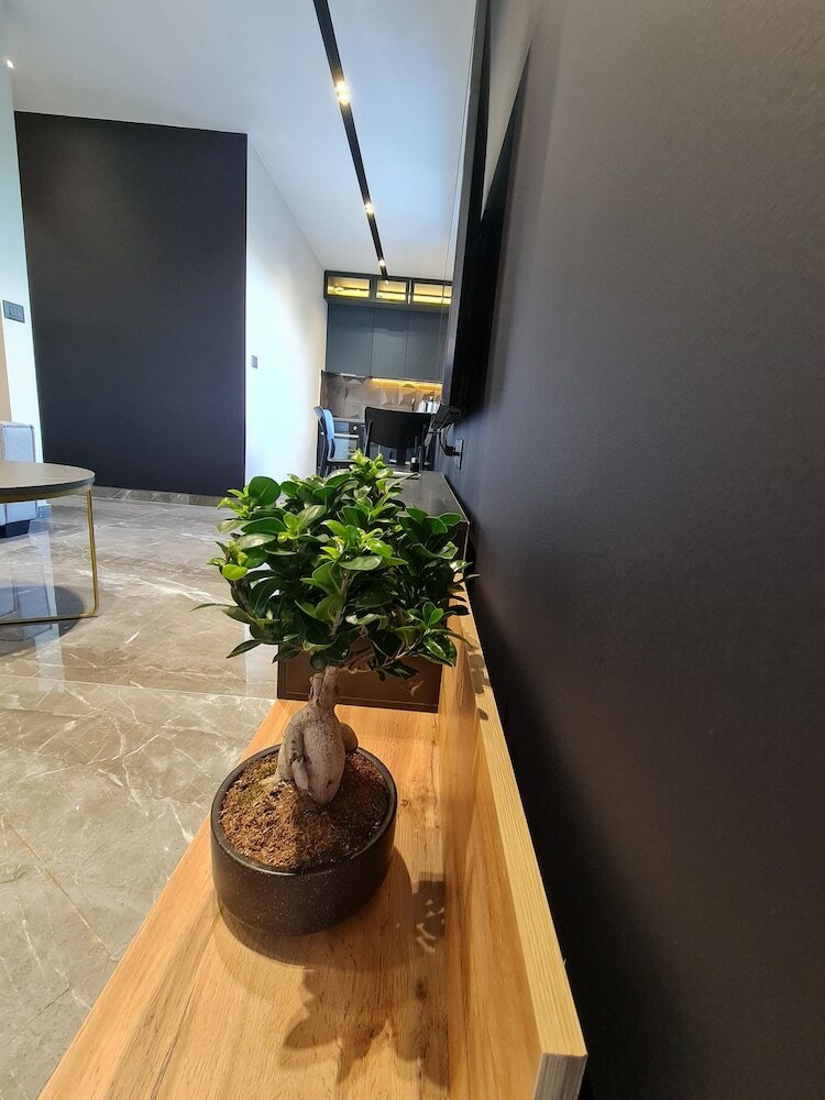 Фото La Mirage Suites & Apartments