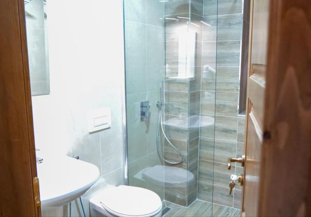 Фото Hotel Kapllani