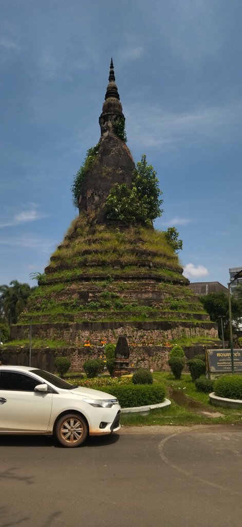 Landmark, attraction That Dam, Vientiane, photo