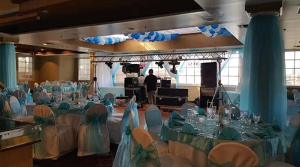 Фото Ramada by Wyndham Hawthorne Lax La Stadium