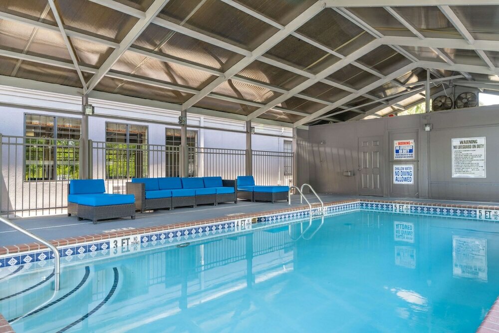 Фото Отель Spark by Hilton Atlanta Cumberland Ballpark