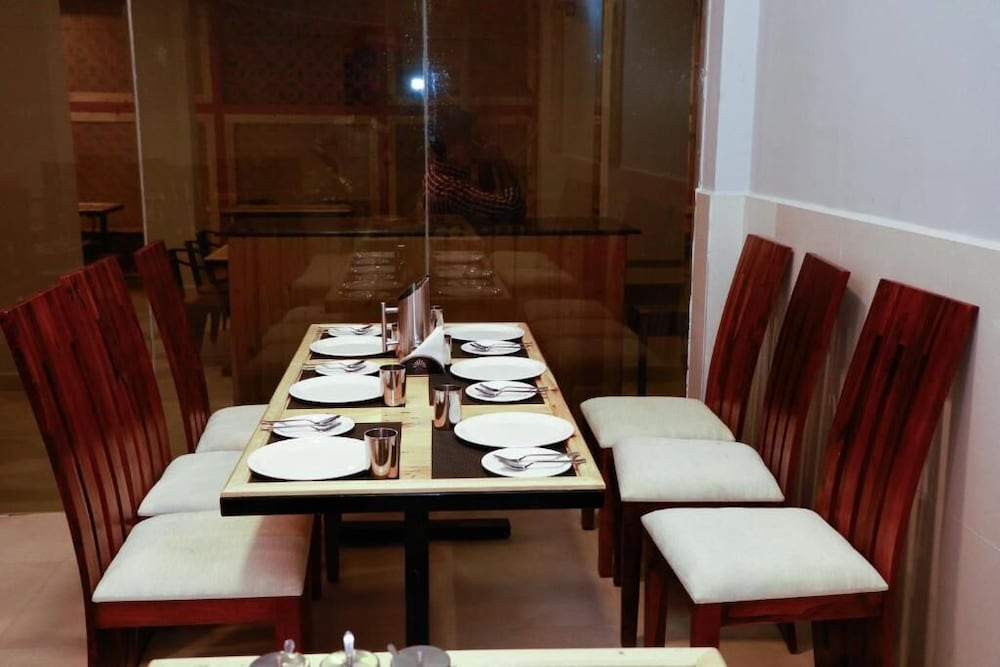 Фото Hotel Parth Residency