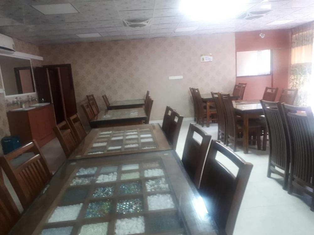 Фото Hotel Chathuna