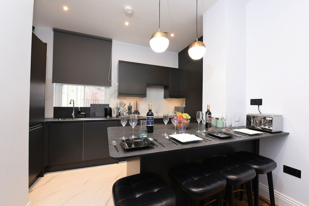 Фото Stylish & Spacious Deluxe Apartments near Victoria Station
