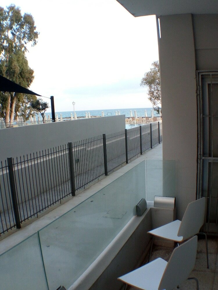 Фото 3 Bed Apartment on the Beach