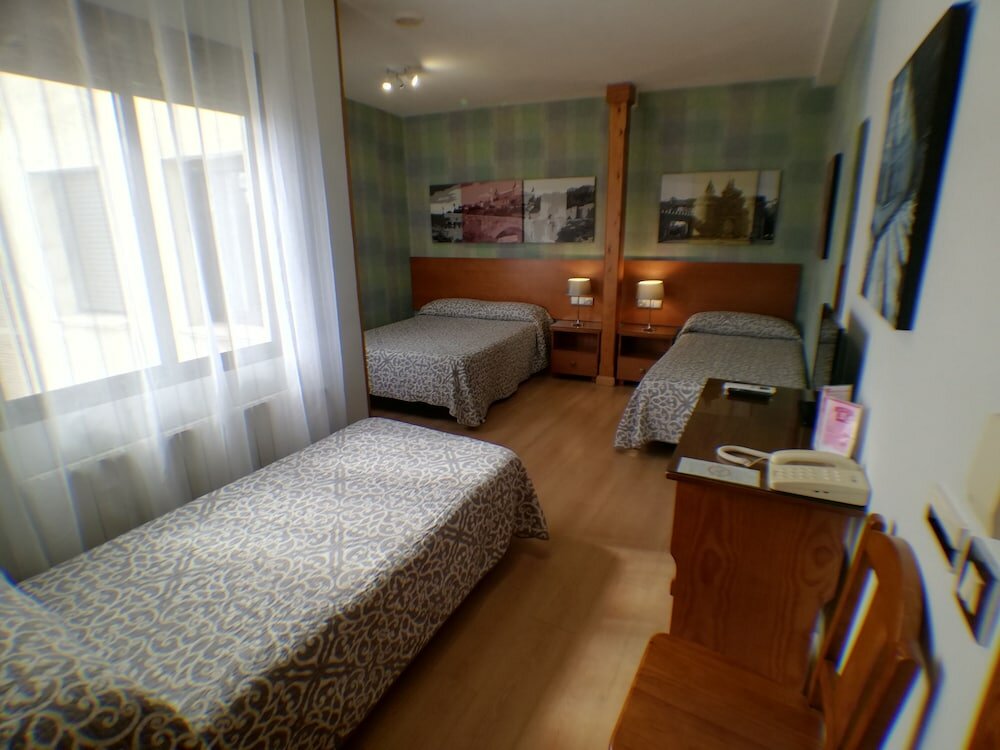 Фото Hostal Santo Tomé