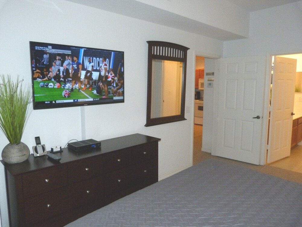 Фото Near Theme Parks! Gorgeous 3 Br Town Home, Splash Park, Pool, Lake, And More!