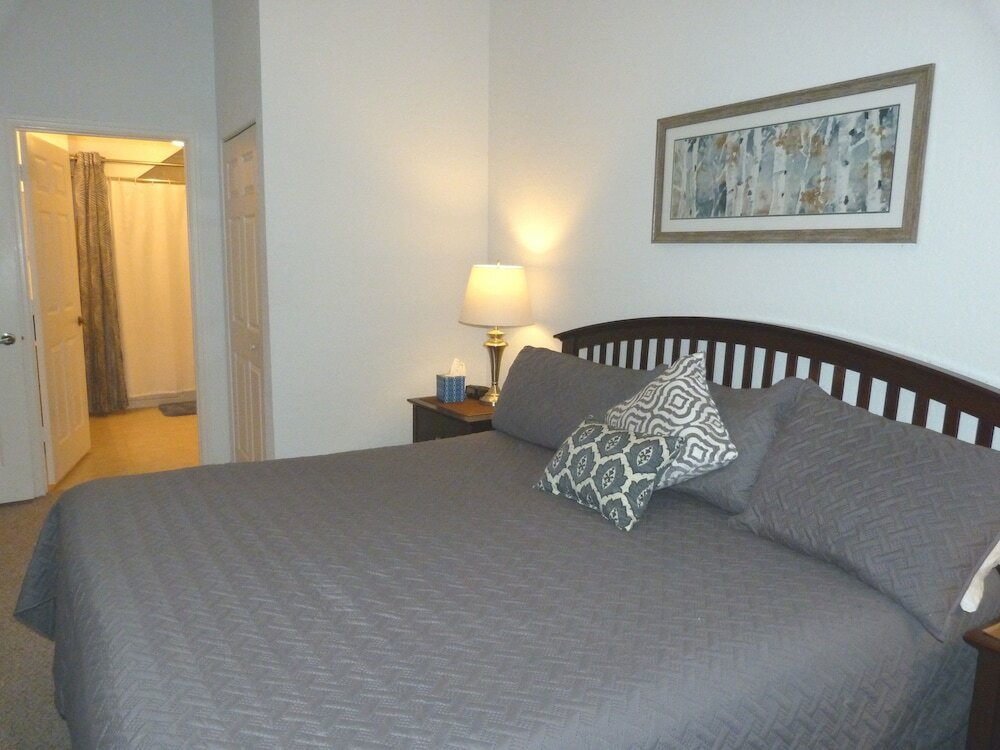 Фото Near Theme Parks! Gorgeous 3 Br Town Home, Splash Park, Pool, Lake, And More!