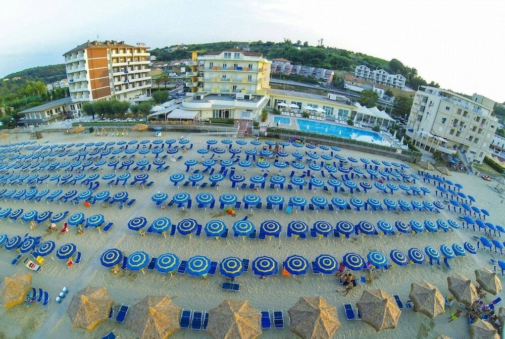 Фото отеля 2