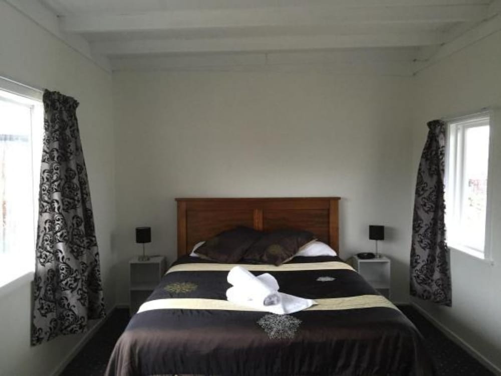 Фото Kokatahi Valley Country Inn