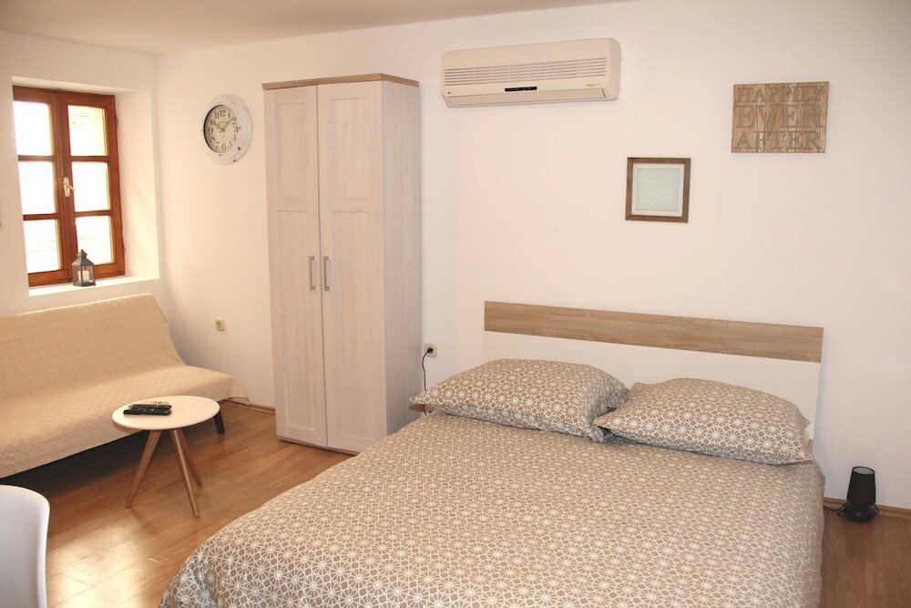 Фото Old Theatre Rooms and Apartments