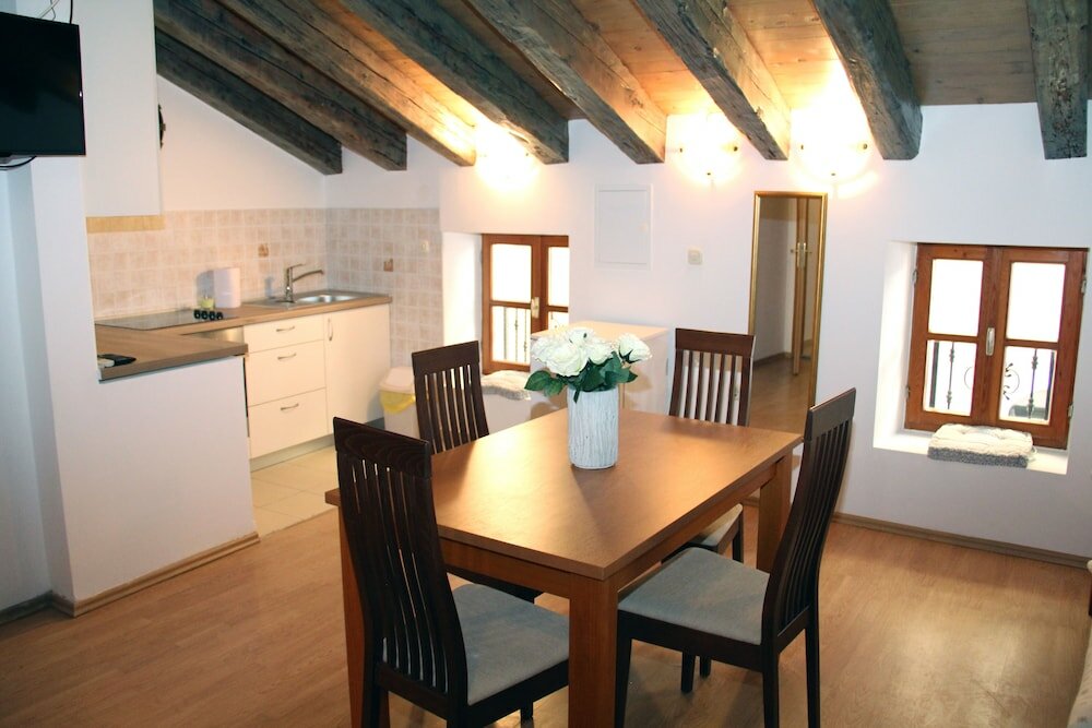 Фото Old Theatre Rooms and Apartments