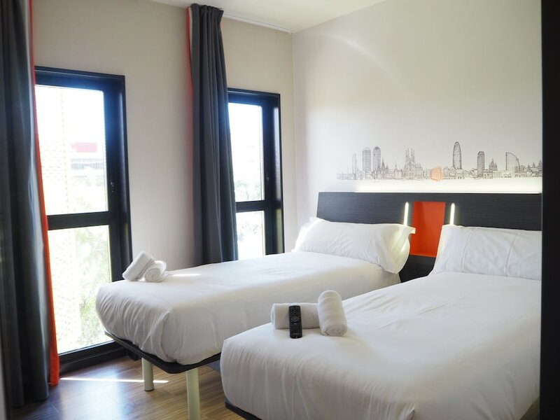 Гостиница EasyHotel Barcelona Fira