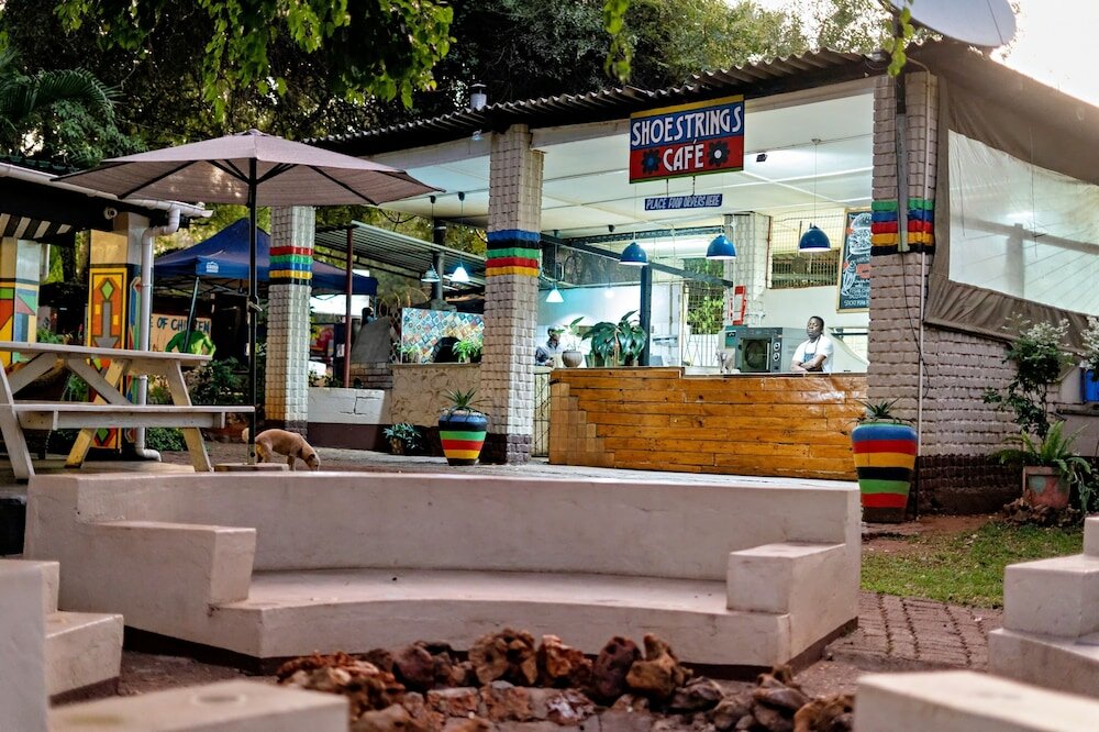 Фото Shoestrings Backpackers & Bar