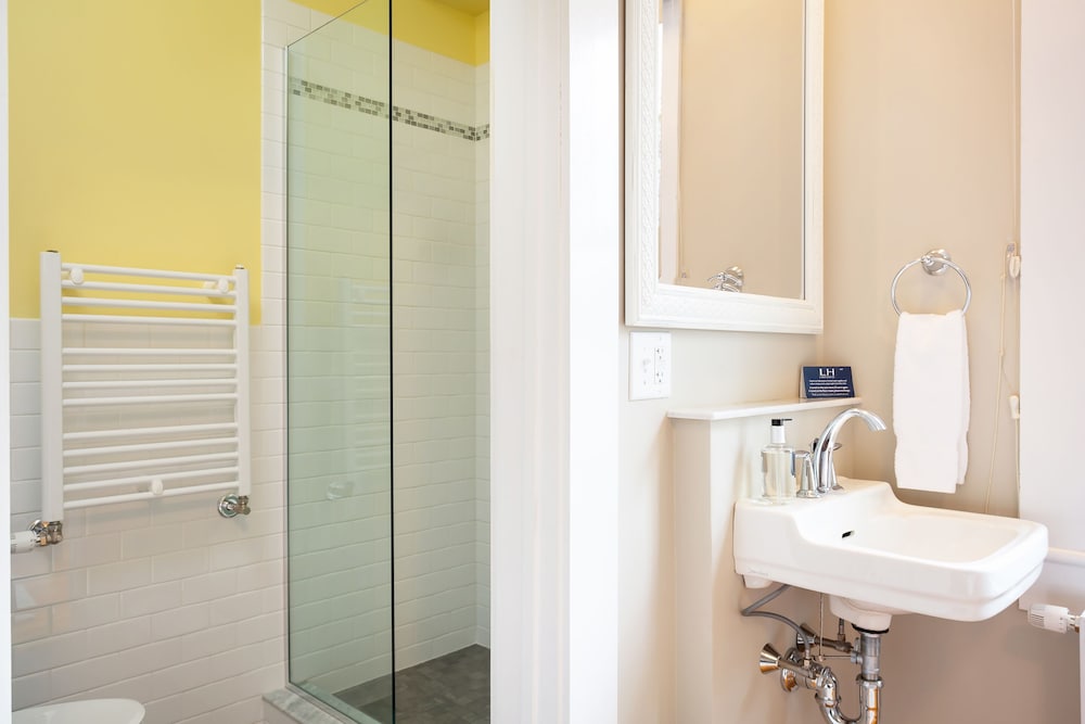 Фото Lakehouse Inn