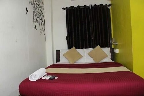 Гостиница Hotel Saffron Inn в Мумбаи
