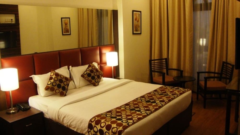 Фото Ahuja Residency Cyber City I