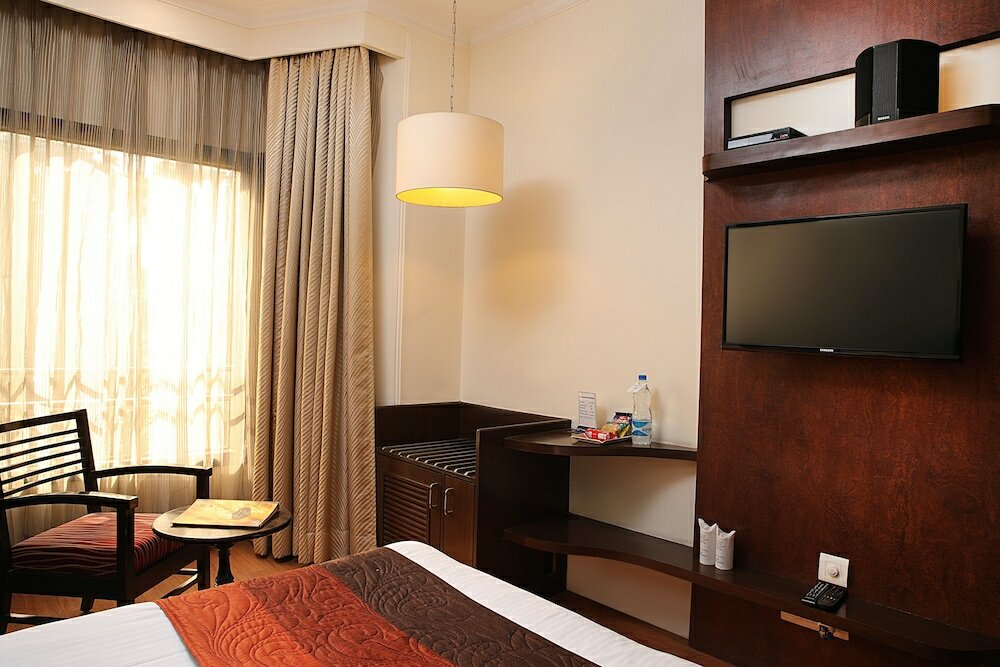 Фото Ahuja Residency Cyber City I