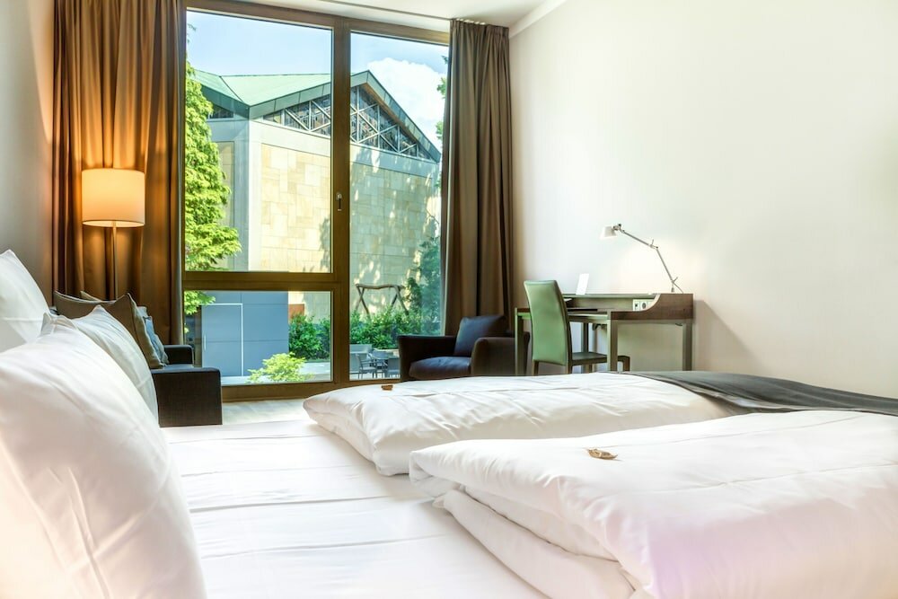 Фото Qube Hotel Bergheim