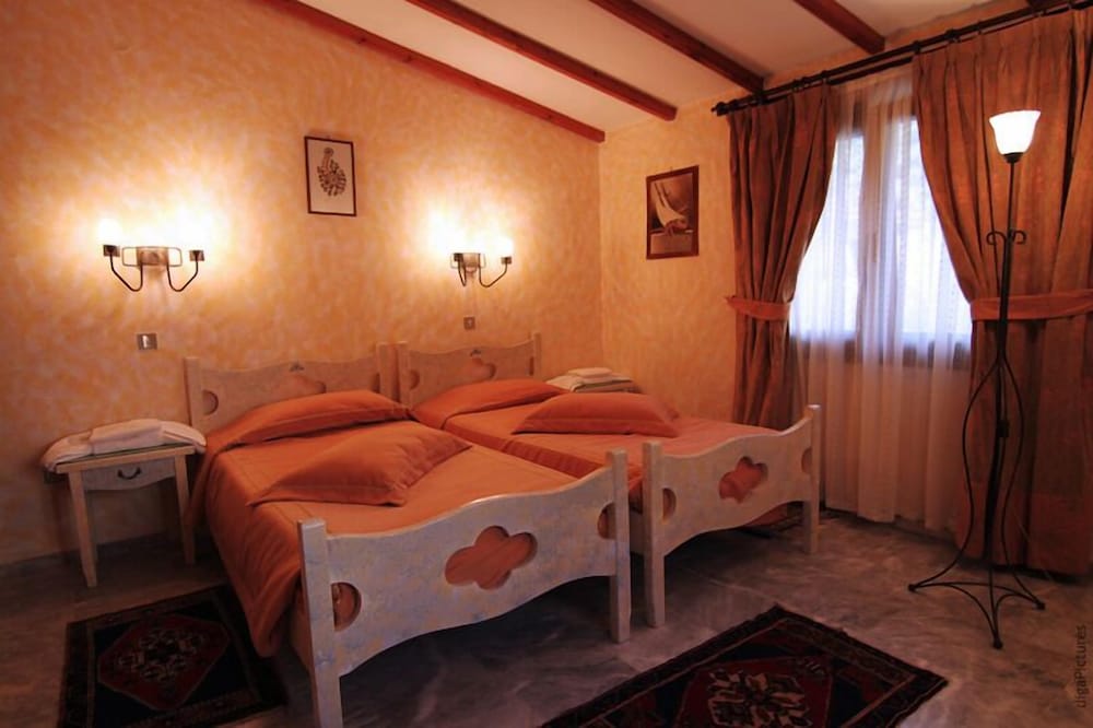 Фото Mytilana Village Hotel