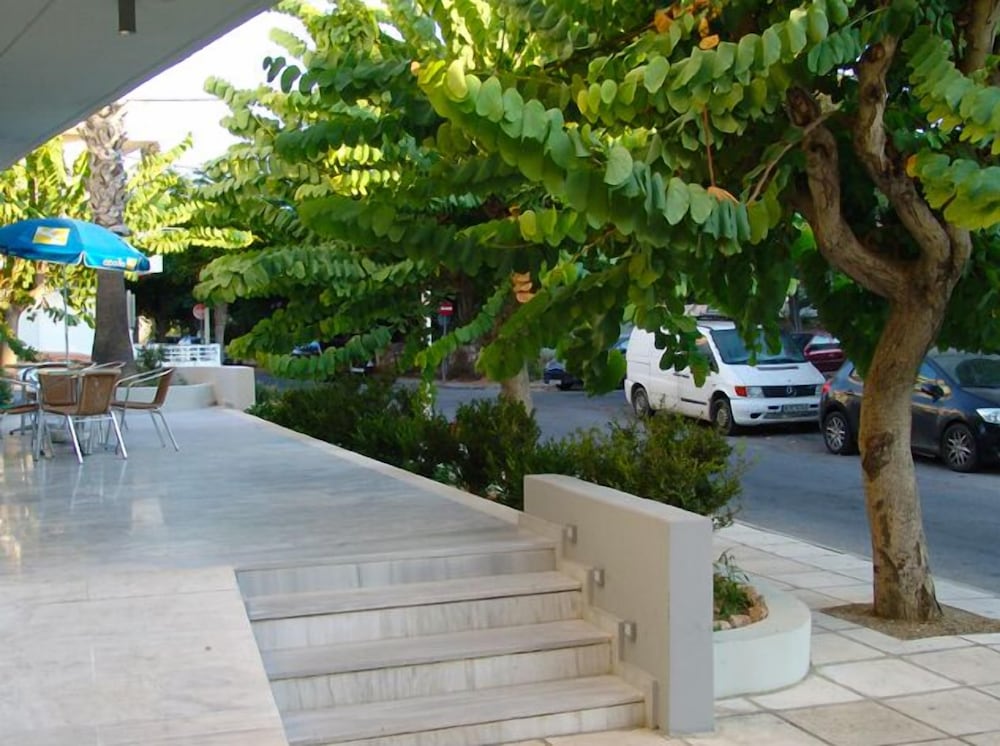 Фото Paritsa Hotel