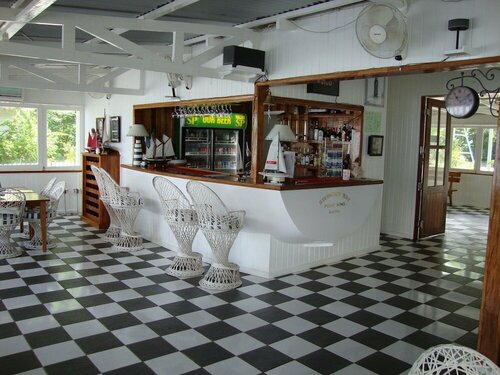 Гостиница Driftwood Resort в Алотау