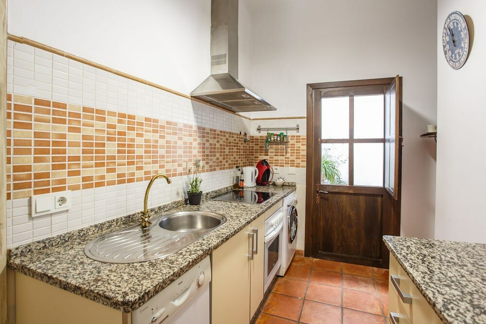 Фото Apartamentos Los Patios de la Juderia