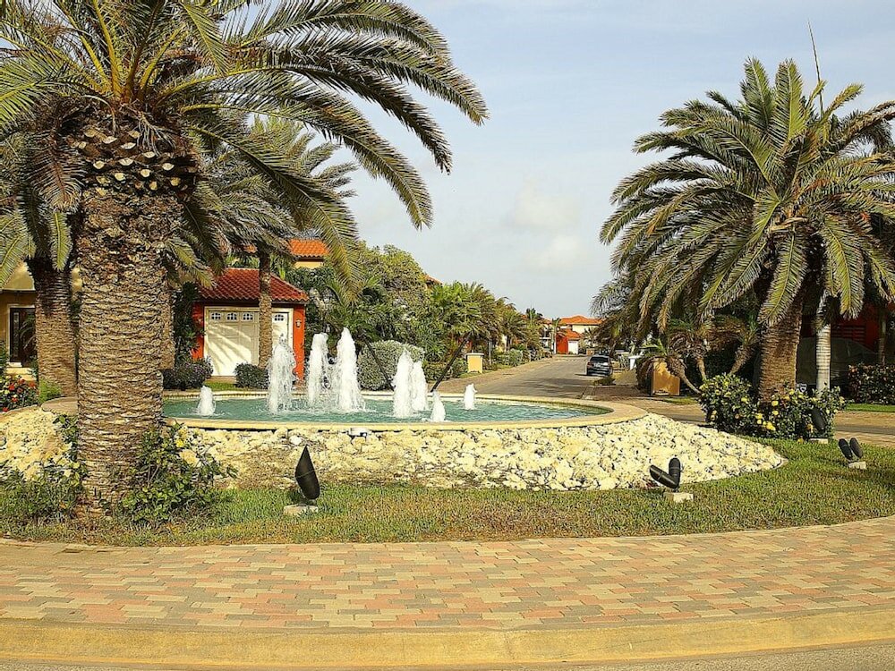 Фото Gold Coast Luxurious and Stylish Condo