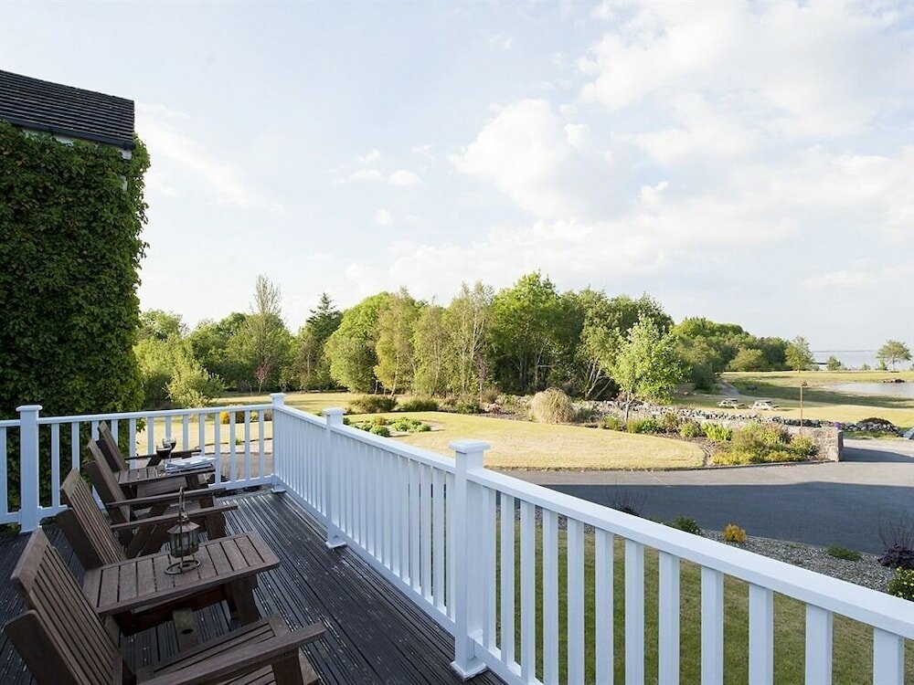 Фото The Waterfront House Country Home