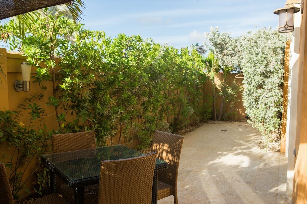 Фото Gold Coast Luxurious and Stylish Condo