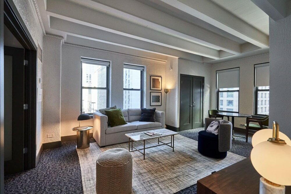 Фото Magnificent Mile Suites