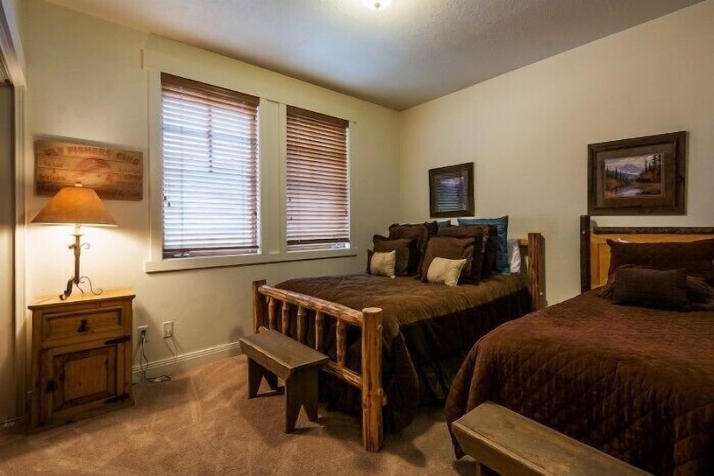 Фото Town Pointe by Lespri Management